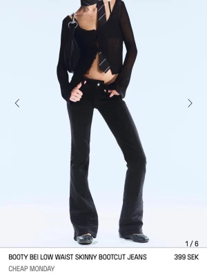 Bootcut jeans från Cheap Monday Stl 30/32 - Stl 30/32!!! Snygga svarta bootcut jeans med låg midja från Cheap Monday. Modellen är skinny upptill och utsvängd nedtill, Rosa logga bak i midjan. Helt nya använda en gång!😊💕