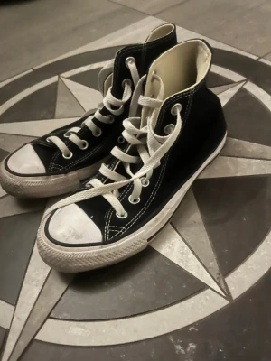 Svarta Converse high - Klassiska svarta Converse. Använda ungefär 10 gånger. Köptes för 500kr. Men dom har inga skador😽