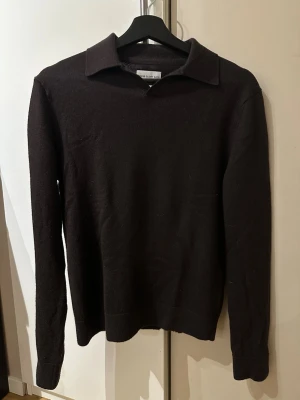 Brun stickad tröja  - Snygg brun tröja från these glory days i 100% merinoull. Tröjan har använts ett fåtal gånger och är i ett riktigt bra skick! Nypris ligger på 999 kr!