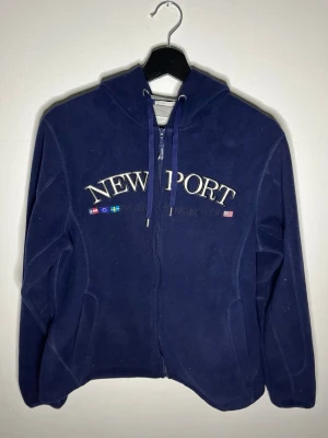 Newport fleecejacka mörkblå - Mörkblå Newport fleecejacka i mycket bra skick, passar som M tror jag, pm vid intresse.
