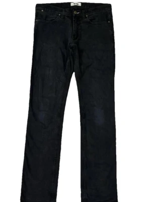 Svarta jeans från Acne Studios 32/34 - Säljer ett par svarta raka jeans från Acne Studios, modell Max Cash. Jeansen är tillverkade i 98% bomull och 2% elastan för en skön stretch. Klassisk femficksmodell med knapp- och dragkedjegylf. Perfekta för en clean och stilren look. Kom privat för frågor! Priset kan diskuteras 😁