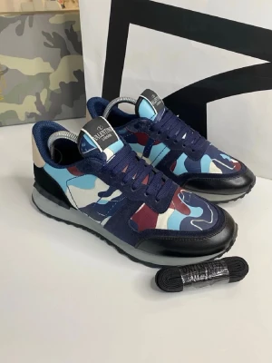 Valentino Rockrunner Skor - Tja, säljer dessa Valentino Rockrunner skor i 9/10 skick, nypris ca 5500kr säljer för endast 2199kr + gratis frakt, använd i 3,5 månader, du får med extra snören, vid frågor elelr funderingar skicka Pm 📩// Mvh HamWear