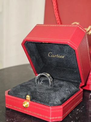 Ring med låda & tillhörigheter  - Säljer en oanvänd fin Carti ring med låda, påse & certifikat. Storlek 8. Unisex. Mycket fin!