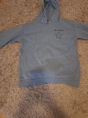 Ljusblå hoodie  - Söt hoodie. Finns nån liten fläck men syns knappt och går säkert att tväta bort. 