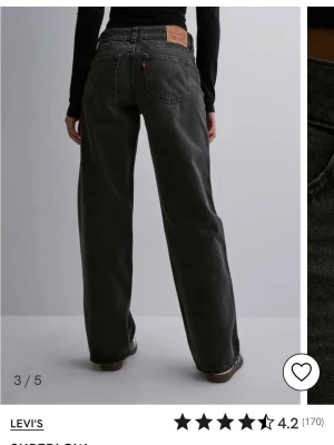 Svarta loose fit jeans från Levi's - Säljer ett par svarta jeans från Levi's med loose fit och raka ben. Klassisk femficksmodell med knapp- och dragkedjegylf. Perfekta för dig som gillar en avslappnad stil. Nypris 849kr