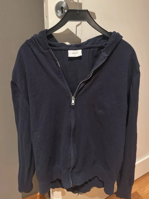 Kashmir hoddie från grunt  - Mörkblå Kashmir hoddie från grunt i storlek junior XL vilket motsvarar storlek 164. Endast använd ett fåtal gånger 