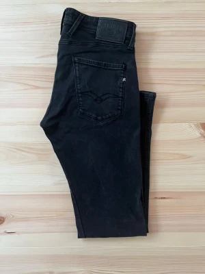 Replay ”Anbass” jeans - Modell: Anbass | Skick: 9/10 | Storlek: W32 L32 | Öppen för prisförslag | Skriv vid fråga!  