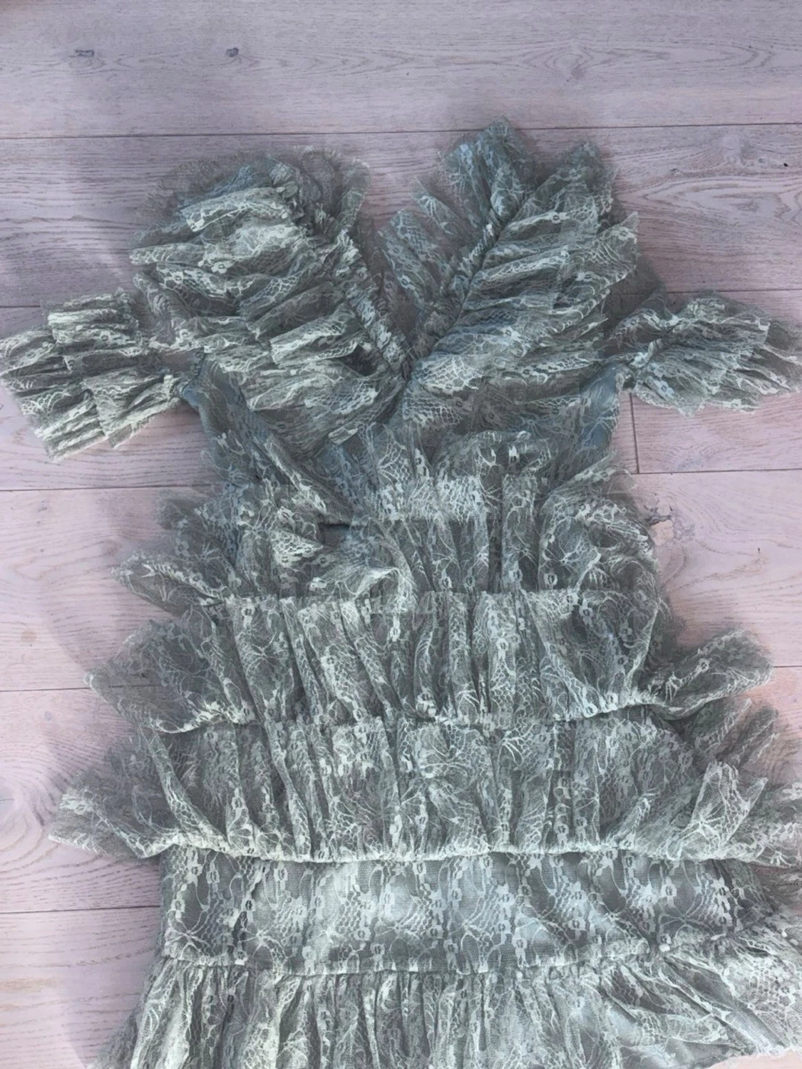 Ljusgrön volangklänning i spets - 1