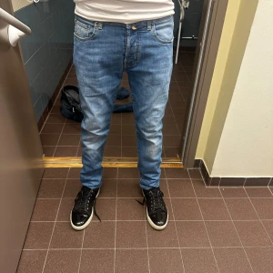 Jacob Cohën Jeans - Slim fit Jacob cohen jeans i storlek W30, stilrena och lätta att matcha! Jeansen är helt utan defekter, nästan nyskick🙌Tveka inte på frågor🤝