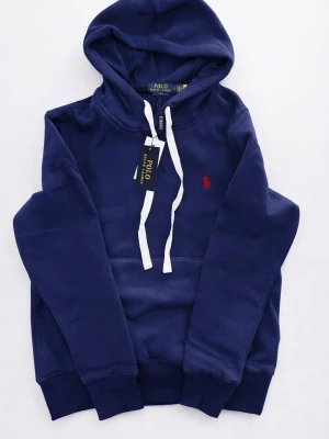 Mörkblå hoodie från Polo Ralph Lauren - Snygg mörkblå hoodie från Polo Ralph Lauren med vit dragsko i huvan och klassisk röd logga broderad på bröstet. Skick: 10/10, helt ny!