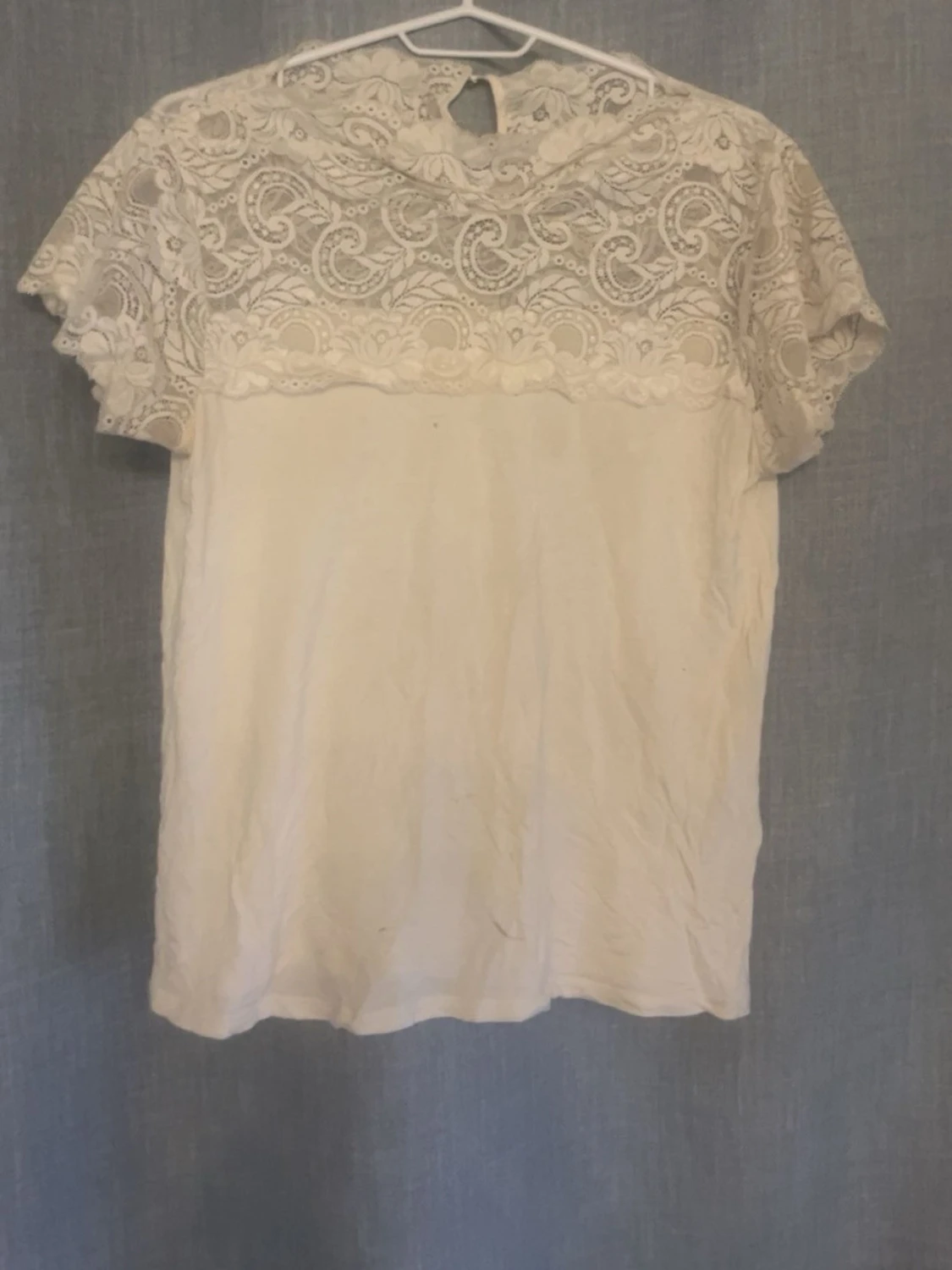 Vit blus med spetsdetaljer - 2