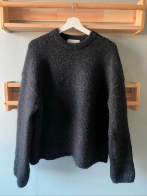 Mohair tröja  - Mysig mörkgrå/ svart stickad tröja från H&M Edition. Nypris 799. Svart/ mörkgrå 