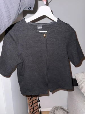 Kortärmad kofta med knapp - Använd fåtal gånger men i jättefint skick! 🌸 En knapp så är den öppen resten av vägen