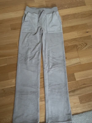 Beige mjukisbyxor Juicy Couture - Beiga mjukisbyxor från Juicy Couture i storlek xxs, säljer för att de inte används och har används 2-3 gånger.