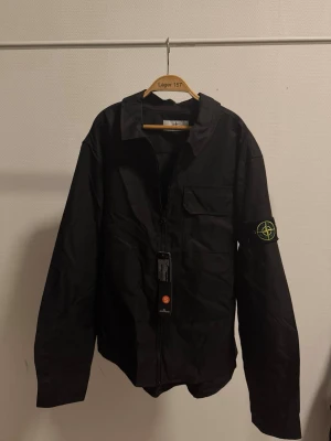 Stone island overshirt - Jätte snygg overshirt som är ej använd. Super fräsch och stilig. Funkar till alla perioder förutom vinter