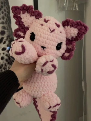 Virkad axolotl🩷 - Virkad mjuk nalle, den är 26cm på höjden (utan att räkna med svansen) och 17cm på bredden❣️