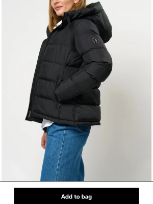 Vinterjacka från U.S Polo - Säljer en svart pufferjacka från U.S Polo med huva. Perfekt för kyliga dagar. Värmer dig under kalla vinter dagar. Köptes för 1400. Pris kan diskuteras. 