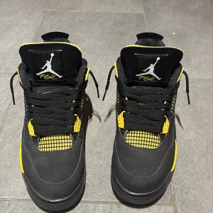 Nike Air Jordan 4 Retro Thunder - Säljer mina Air Jordan 4s Retro Thunder, storlek 42,5. Är i bra skick och lådan finns kvar! Köptes på Soleplus. Kan gå ner i pris vid snabb affär. PM om du har några frågor.