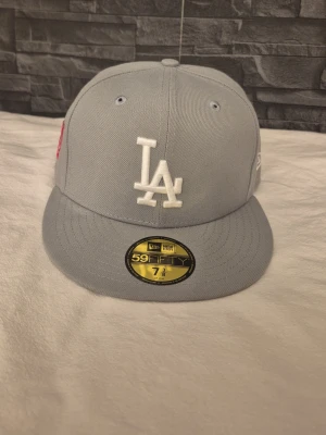 Helt ny LA keps (pris kan diskuteras!!) - En helt ny LA keps oanvänd, med 100 märke vid sidan. Säljer för den inte passar mig. Priset kan diskuteras!