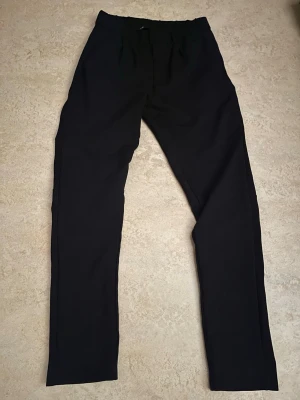 Svarta byxor från lager 157 - Svarta kostymbyxor med rak passform och klassisk midja. Byxorna har pressveck och diskreta fickor. Perfekta för en clean och dressad look. 