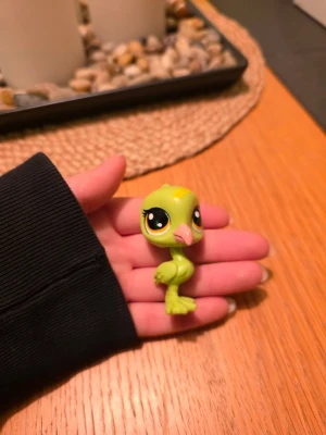 Littlest pet shop - Littlest pet shop flamingo Finns fler i min profil för samfrakt. Följ gärna mitt konto då jag kommer lägga upp fler figurer😊