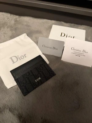 Korthållare - Säljer en sjukt nice korthållare med ett snyggt och unikt mönster. Den är i nytt skick. Frågor? Kontakta mig✅ Allt gott, mvh Noah