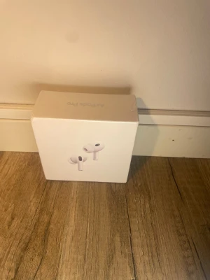 Apple AirPods Pro  - Säljer ett par vita Apple AirPods Pro helt nya mina föräldrar köpte dom till mig på jul en men jag köpte ett par innan dom är helt nya med plast på och allt