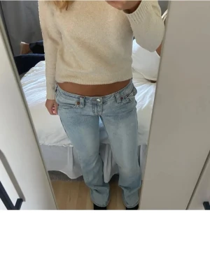 Ljusblå low waist jeans - Säljer ett par ljusblå low waist jeans från true religion.