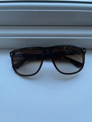 Ray-Ban Boyfriends  - Säljer ett par sköna RB4147 brillor! | Fint skick, någon mindre repa som inte syns! | Utan fodral! | Storlek 60:15 | Ställ gärna frågor innan du köper!