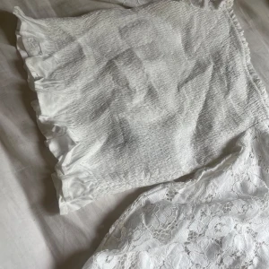Vit topp från new yorker  - Supersöt vit offshoulder blus från FB Sister i storlek XXS. Toppen har smockad kropp, volangkant nertill och långa ärmar i spets med blommigt mönster. Pris kan diskuteras 