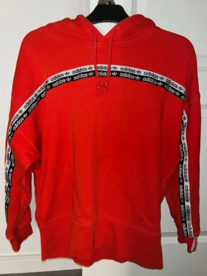 Röd Adidas hoodie - Röd Adidas hoodie i storlek 38. Passar en M/L. Bra skick