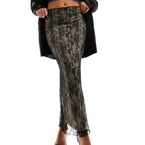 Maxikjol i spets🤍 - Maxikjol från Asos i storlek 38. Aldrig använd och prislappen sitter kvar! Inte alls genomskinlig som det verkar på 3e bilden! Hör gärna av dig vid fler frågor 🫶🏼