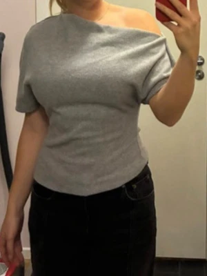 Asymmetrisk tröja - Superfin tröja från Gina Tricot. Endast testad, prislapp kvar. Jätteskönt material. Storlek M men passar även S. 