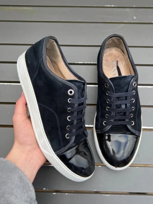 Lanvins - Säljer dessa sjukt feta lanvins! Skick 8/10! Garanterad äktehet (finns inte fake lanvins med glans +550 nöjda kunder ✅) size uk8 som motsvarar 42-43! Nypris 5000kr. Kan gå ner i pris vid snabb affär! Hör av dig vid minsta fundering! Mvh 😄🤩