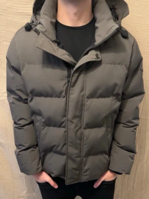 Replay jacka (Nyskick) - Använd fåtal gånger, storlek M, väldigt varm o skön.