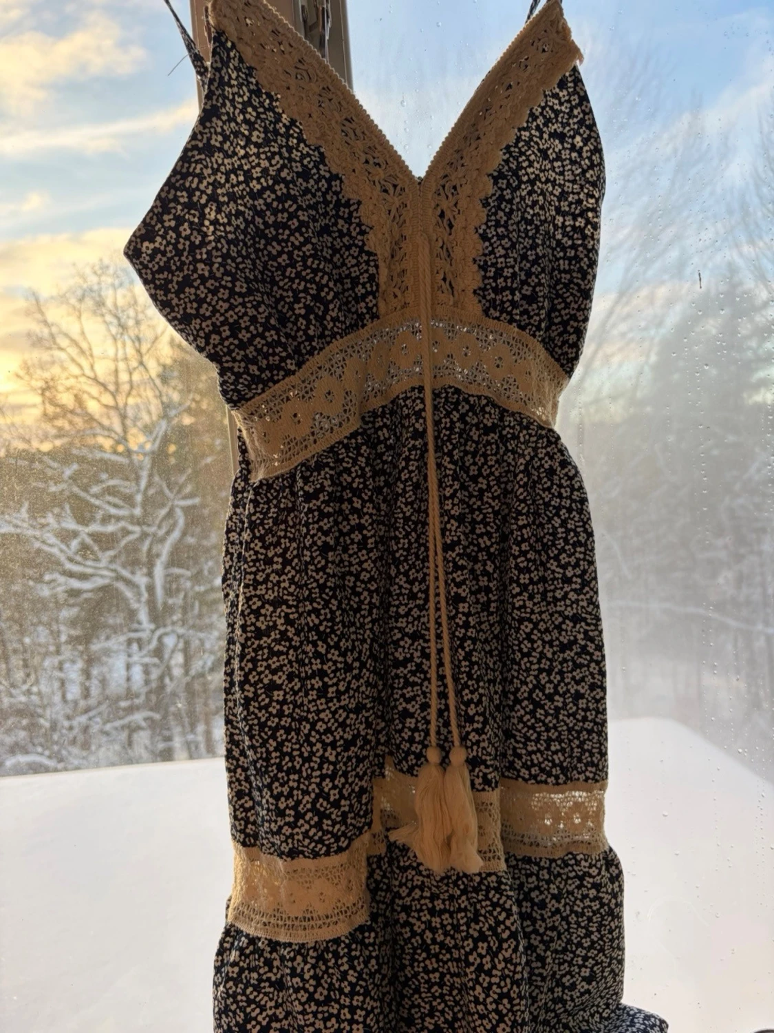 Blommig blå klänning med spetsdetaljer - 1