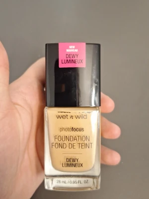 Wet n Wild Photo Focus Dewy Foundation - Foundation från Wet n Wild. Ger ett fräscht, lystergivande resultat och innehåller 28 ml. I nyansen golden beige