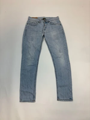 Dondup jeans - Ett par riktigt snygga jeans från Dondup! Storlek 33. Priset är 449  men kan gå ner vid snabb affär. 