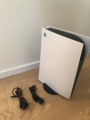 Playstation 5 - PlayStation 5, fungerar utan problem. Är använt men är fortfarande i väldigt bra skick, säljs på grund av att det inte används längre. PlayStationet har original strömkabel och original HDMI-kabel, ingår även laddstation . laddar två kontroller snabbt o samtidigt, HANDKONTROLLER INGÅR INTE. Det finns små skrapmärken vid området där man stoppar in laddkabeln på playstationet, men detta påverkar inte funktionen av användning. BOXEN FINNS EJ KVAR (Upphämtning ändats!) pris kan diskuteras. 