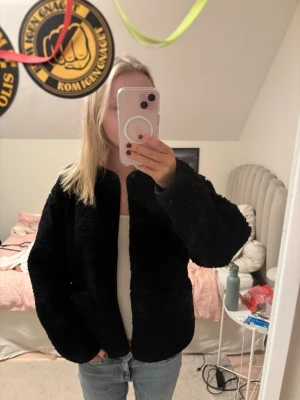 Intressekontroll svart teddyjacka  - Intressekontroll på min fina svarta teddyjacka, hör av er vid frågor! 