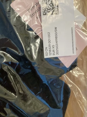 Svart body med stretch - Säljer en svart body med form shape stretchigt body firm material som ger en tight och smickrande passform. Perfekt att styla till olika outfits och enkel att bära under kläder. Klassisk modell utan synliga detaljer.