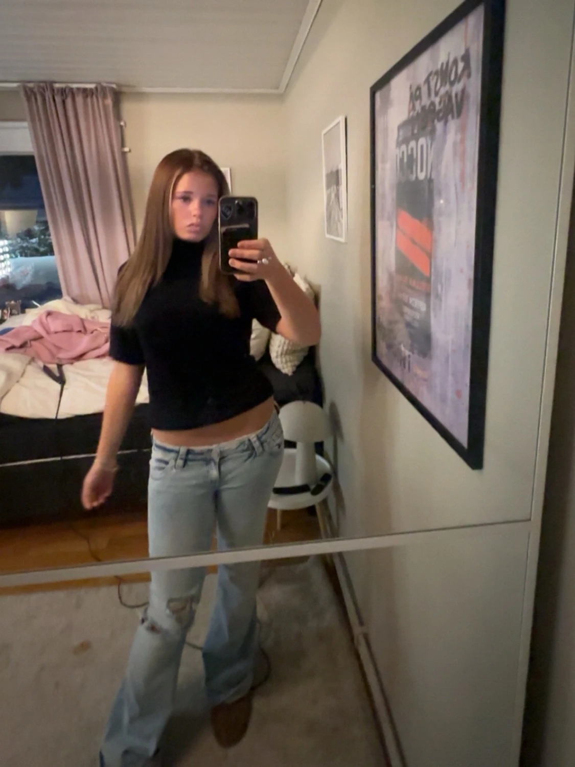 Svart tröja men hög krage 