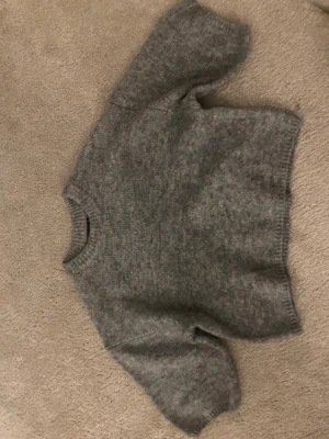 Gina topp - Mjuk och mysig grå stickad tröja i fint skick, endast använd en gång. Storlek-xs💞💞