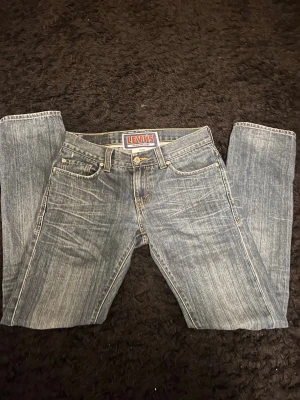 Vintage Levi's 511, 100% bomull - Vintage Levi's 511 i prima skick med en extremt snygg wash samt detaljer.                                                         100% bomull, vilket innebär en otrolig kvalité.         W:30, L:32