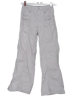 Grå cargobyxor med vida ben - Snygga grå cargobyxor med vida ben. Byxorna har en avslappnad passform och är tillverkade i ett lätt tyg, perfekt för en cool och bekväm stil. Perfekt för dig som gillar streetwear. I längden passar den någon som är runt 155 cm