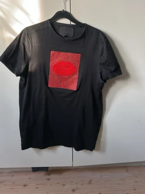 Svart t-shirt limitato - Snygg limitato tröja storlek S i mycket bra skick