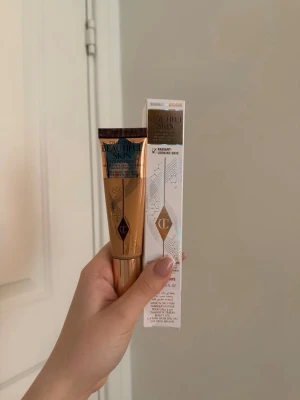 Charlotte Tilbury BEAUTIFUL SKIN FOUNDATION 7 NEUTRAL - Jag såg direkt av att öppna paketet att den var för mörk dessvärre. Så därför säljer jag den, helt full. Kartongen finns kvar och paketet som den kom med finns också kvar. Så allt medföljer! Köpte den för nypris. Nypris €52.00 motsvarar 549 kr! Jag säljer den för 450 kr! Öppen för prisförslag❤️!