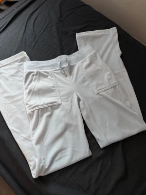 Baby blå Juicy Couture byxor - Säljer ett par baby blå Juicy byxor i storlek xs. Knappt aldrig använda.