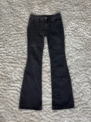 Svarta bootcut jeans  - Snygga svarta bootcut jeans från monki i stor w25