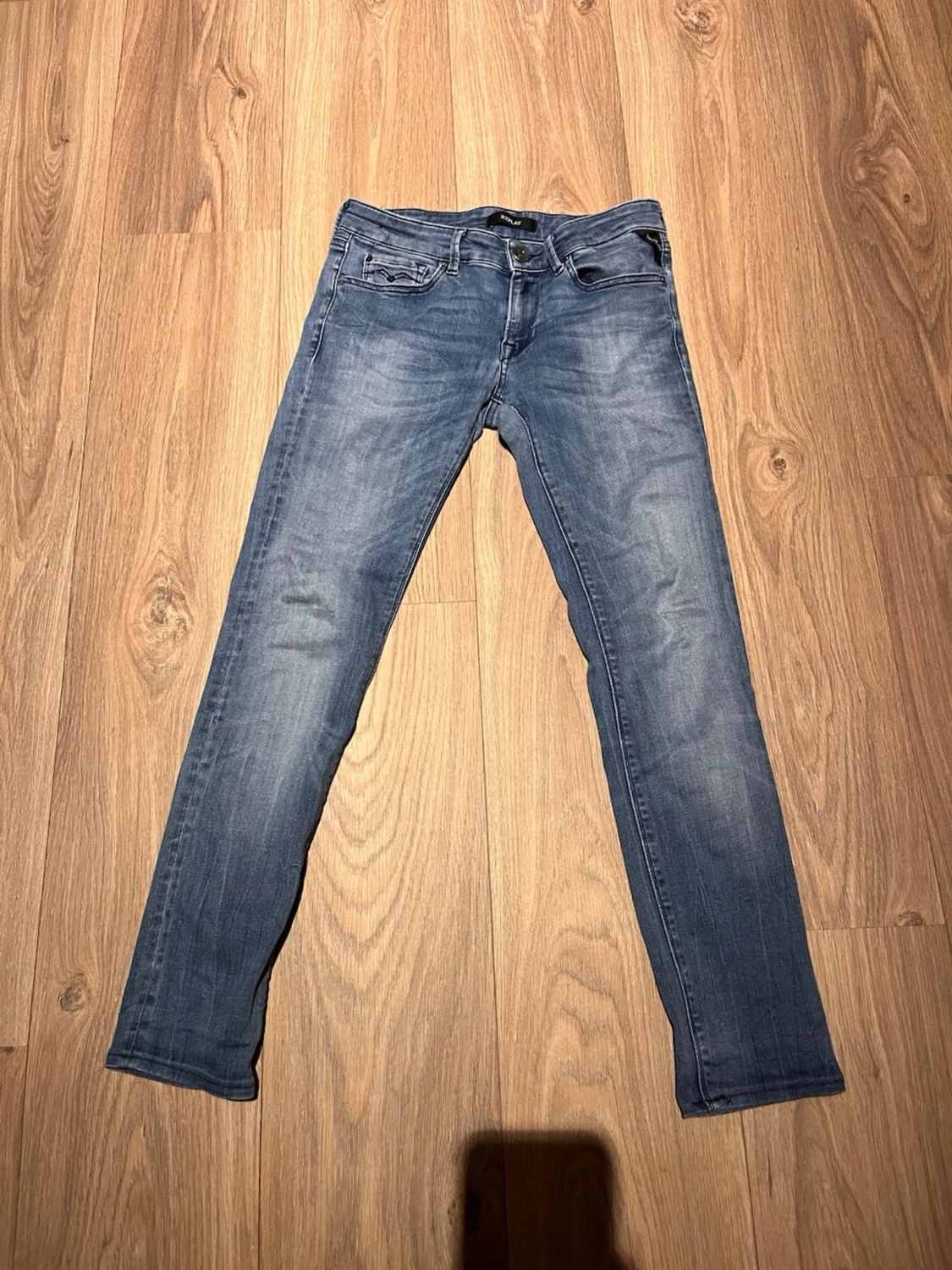 Blå slim fit jeans med tvättade detaljer